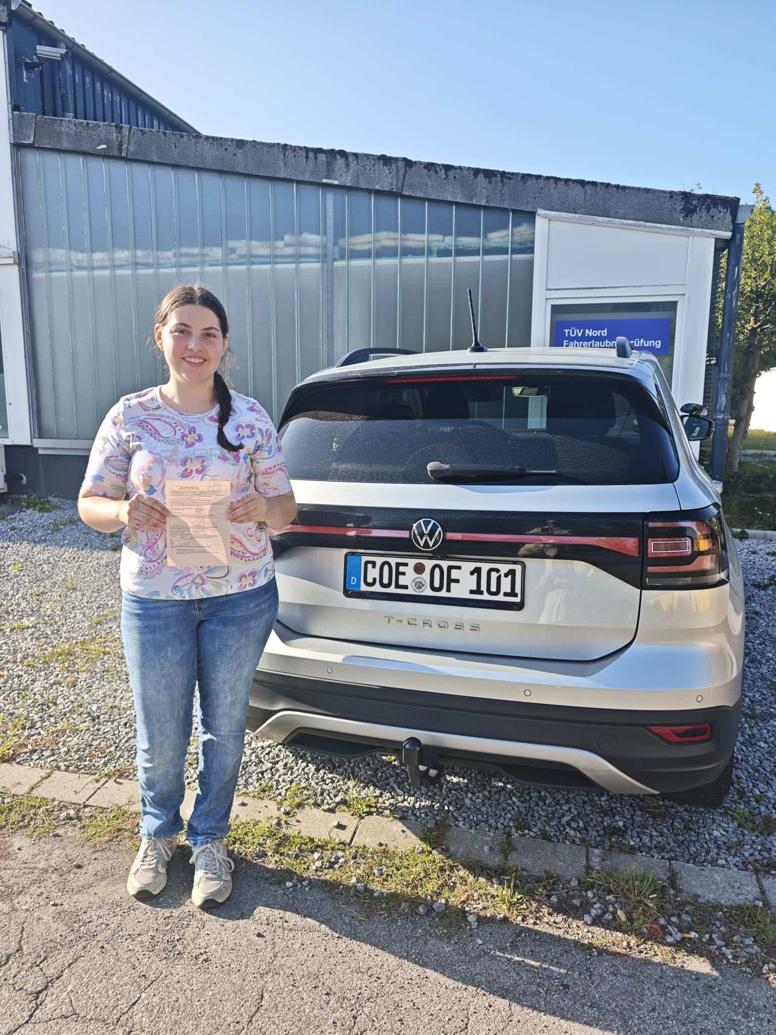 Tabea nach der bestandenen Prüfung bei Örni’s Fahrschule