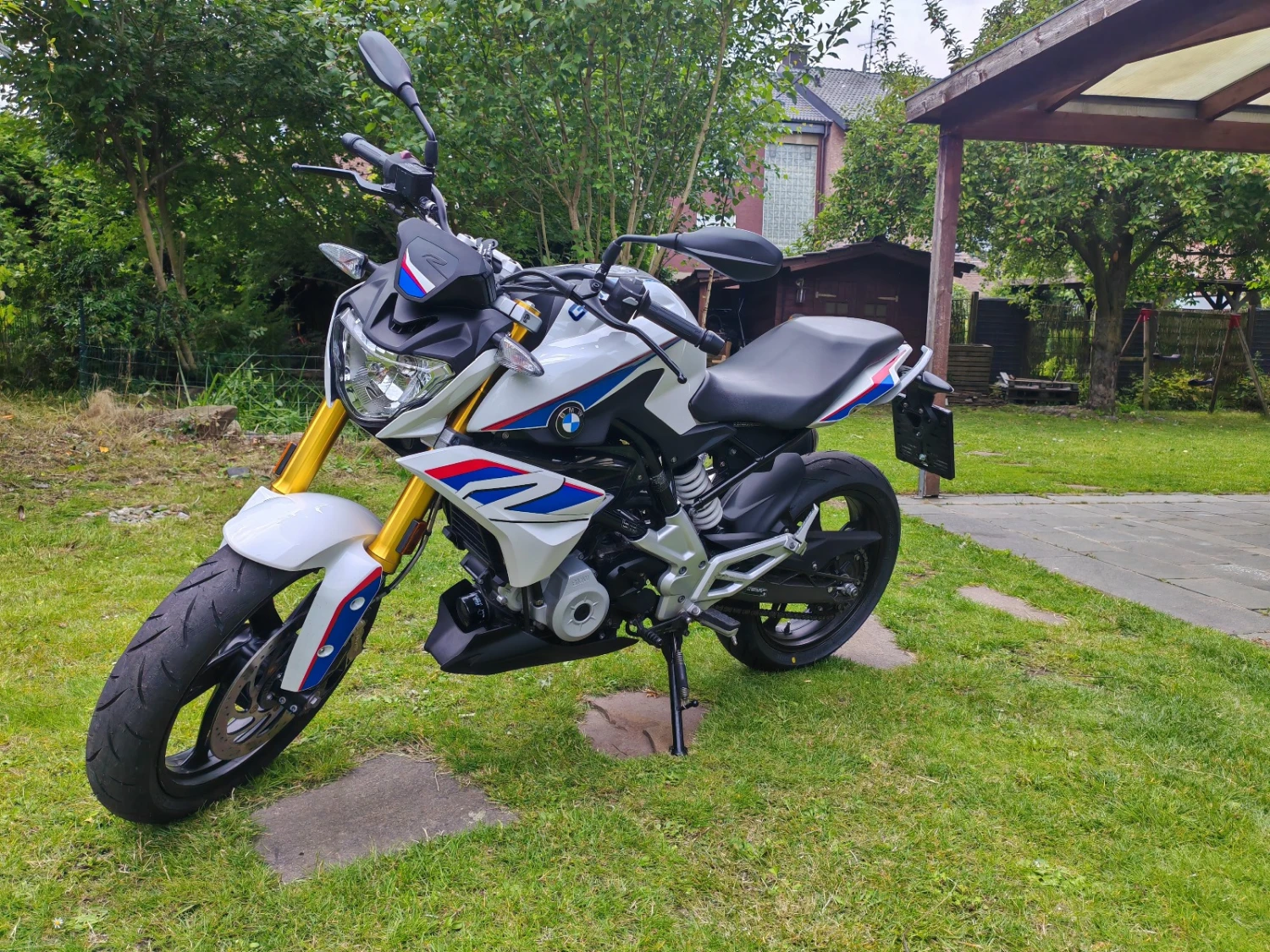 Gruppe von Freunden, die zusammen bei Sonnenuntergang fahren, Gruppe Motorrad